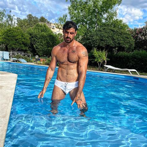 Michele Morrone si rilassa in piscina il classico slip bianco è