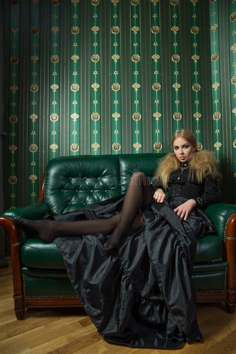 Belle Blonde Dans Une Robe Gothique Image stock Image du élégant