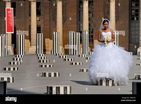 Paris France Palais Royal Bride Pour Les Photographies En Cour D