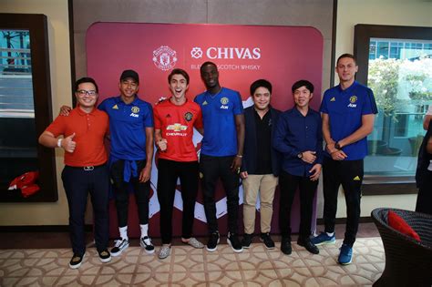 Ngôi sao Manchester United ký tặng hot boy Việt Nam trên đất Singapore