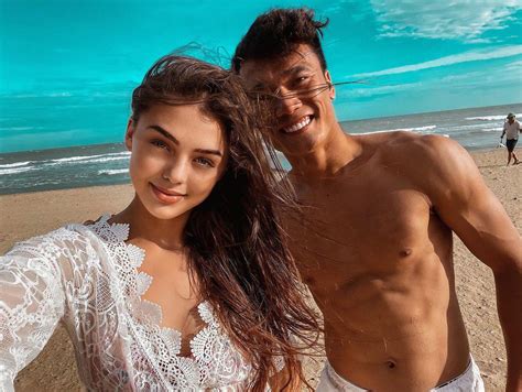 Mỹ nhân Việt diện bikini thôi chưa đủ còn rủ thêm bạn trai khoe body đấu dáng