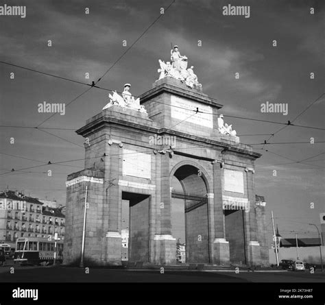 PUERTA DE TOLEDO REALIZADA ENTRE 1817 Y 1826 ESCULTURAS DE JOSE GINES