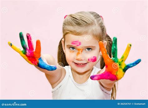 Petite Fille De Sourire Mignonne Avec Des Mains En Peinture Image Stock