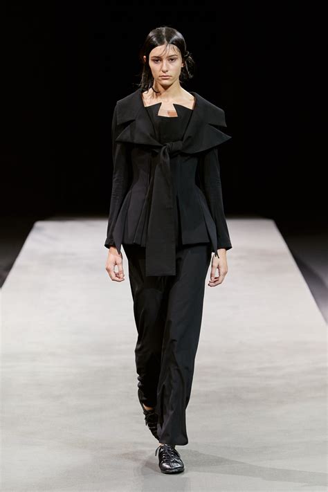 Yohji Yamamoto Spring 2023 Ready-to-Wear Collection | Vogue