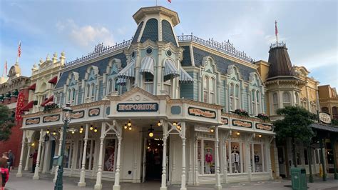 Emporium La Plus Grande Boutique Du Parc Disneyland Paris