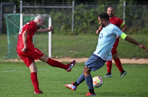 Fußball Kreisliga B 1 und B 2 Ein Zweikampf plus und ein Fünfkampf