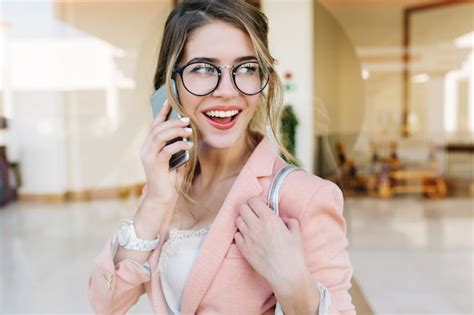 Mulher Jovem E Atraente Sorrindo E Falando Ao Telefone Olhando Para O