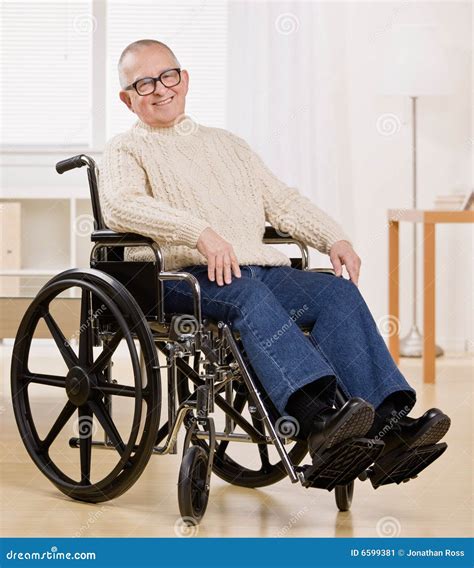 Homme Handicapé Dans Le Fauteuil Roulant Image Stock Image Du Gens