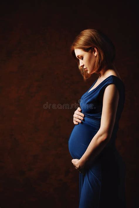 Belle Fille Enceinte Avec Les Cheveux Rouges Dans Une Robe Bleue Sur