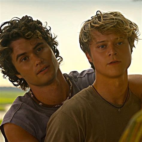 Idee Su Outer Banks Da Salvare Oggi Attori Serie Tv Attori Hot E Molto Altro