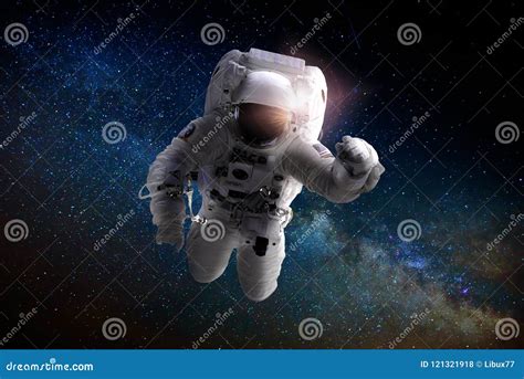 Astronauta O Astronauta Que Flota En El Espacio Foto De Archivo Editorial Imagen De Esto