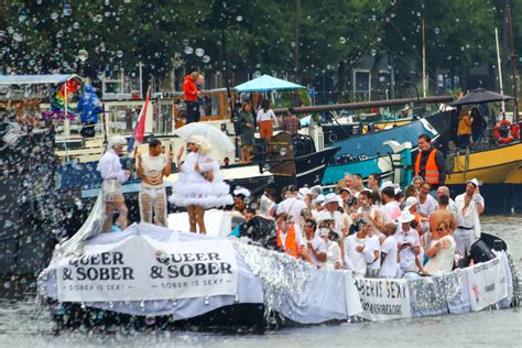 Veel Drukte Langs De Waterkant Tijdens Canal Parade Amsterdam Oozo Nl