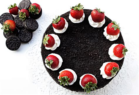 OREO Cake Recipe with Strawberries • CakeJournal.com