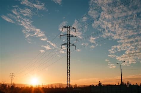 Vue Bas Angle De La Silhouette Du Pyl Ne Lectrique Contre Le Ciel Au