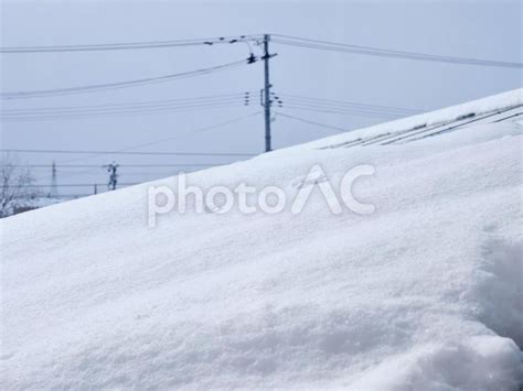 屋根に積もった雪 No 25774649｜写真素材なら「写真ac」無料（フリー）ダウンロードok