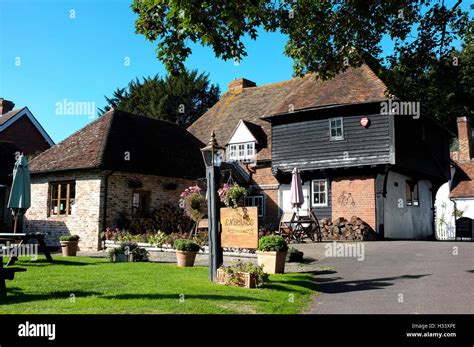 Ye Olde Yew Tree Inn Hi Res Stock Photography And Images Alamy