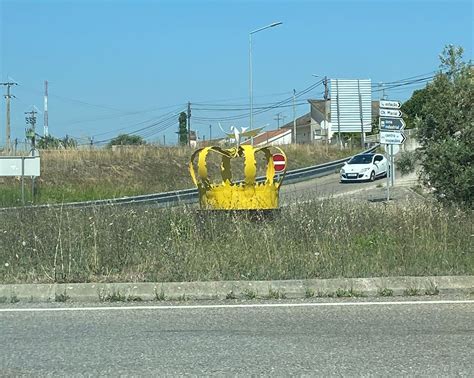 Tomar Coroas Envoltas Em Erva Suscitam Duras Cr Ticas Em Torno Do