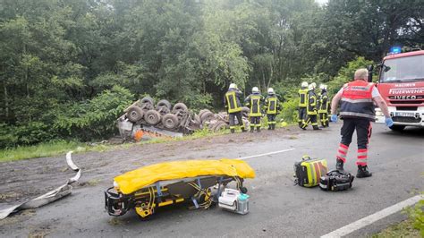 Fahrer Eingeklemmt Lastwagen Berschl Gt Sich Bei Unfall Auf B In