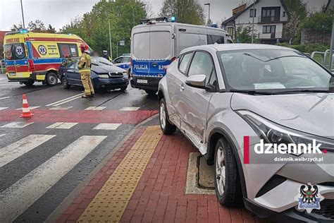 Zderzenie dwóch aut w okolicy zjazdu z wałbrzyskiej obwodnicy Policja