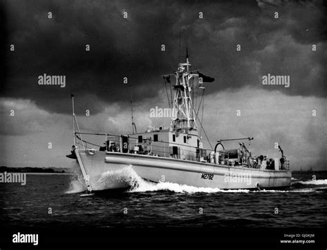 Royal Navy Minesweeper Hi Res Stock Photography And Images Alamy