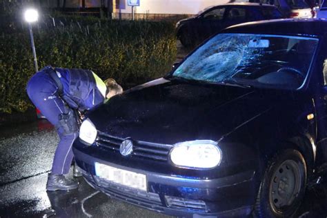 Neunkirchen Seelscheid Frau 49 will Landstraße überqueren VW