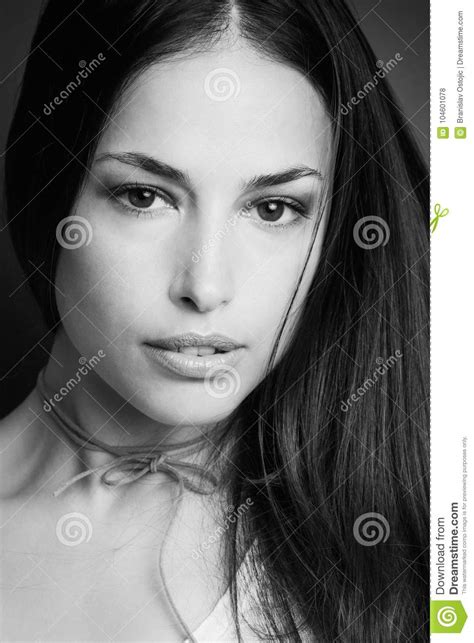 Retrato De La Belleza De La Mujer Joven En Blanco Y Negro Foto De