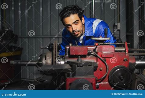 Mecánica Masculina Adulta Apuesto Usando Uniforme Usando Máquina Para