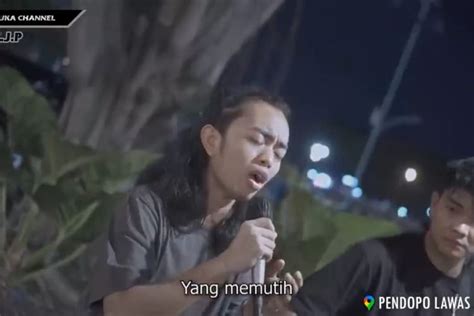 Lirik Lagu Buih Jadi Permadani Dinyanyikan Ulang Tri Suaka Dan Zinidin