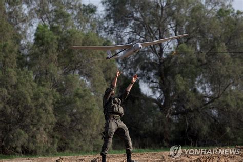 군사용 드론 날리는 이스라엘 군인 연합뉴스