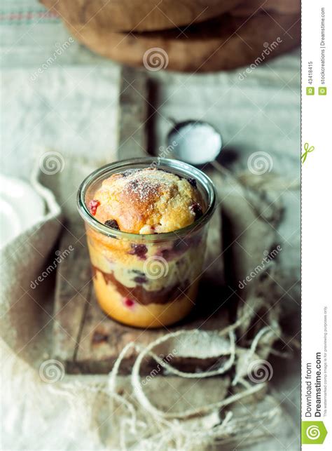 Torta Con Sabor A Fruta Acodada En Un Vidrio Imagen De Archivo Imagen