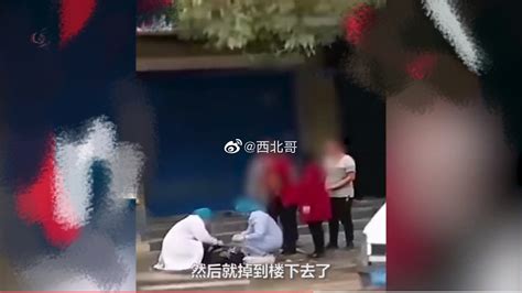 男子疫情期阳台打羽毛球捡球时坠亡