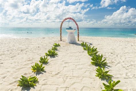 Bruiloft Op Het Tropische Strand Op De Seychellen Stock Foto Image Of