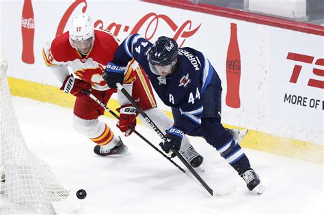 Jets douse Flames, clinch playoff berth | Reuters