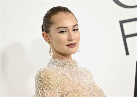 Акторка у "голій" мінісукні і без бюстгальтера прийшла на премію – ТСН