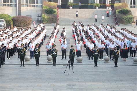 学校举行“向国旗敬礼——青春致敬祖国”国庆升旗仪式 江西财经职业学院