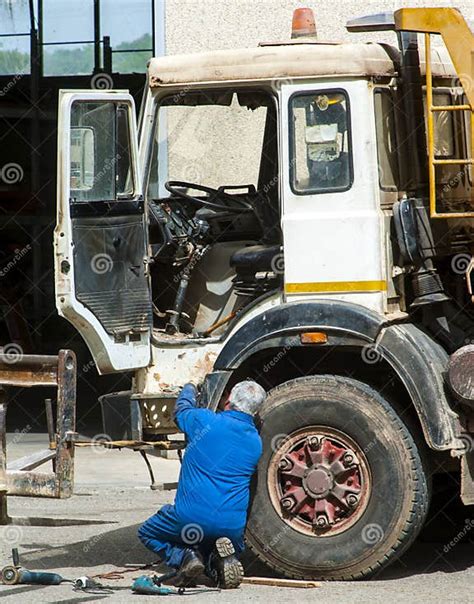 Worker Mechanical Repairing Truck Stock Image Image Of Electric