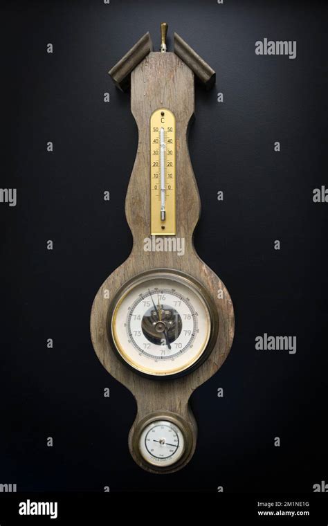 Barómetro de pared antiguo con higrómetro y termómetro integrados