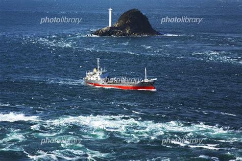 桜咲く関門海峡を通る貨物船の船首 写真素材 5533467 フォトライブラリー Photolibrary