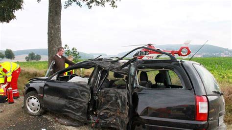 Schwerer Unfall Auf B Drei Verletzte