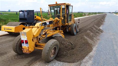 Amazing Skill Operator Motor Grader CATERPILLAR 140K Grading Gravel