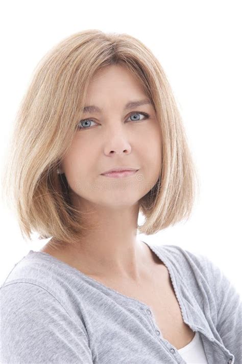 Une Jolie Femme Blonde Avec Un Petit Cul Sexy Fait Des étirements En Lungeant Les Mains Sur La