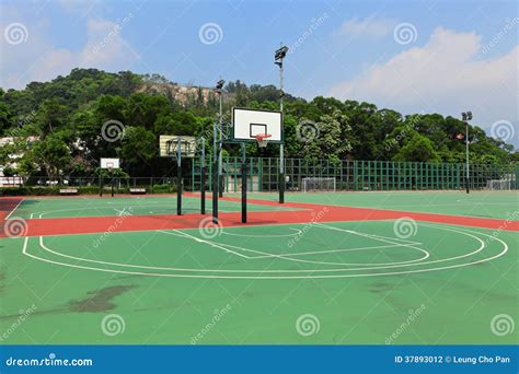 Cancha De Básquet En Al Aire Libre Foto de archivo Imagen de tarjeta