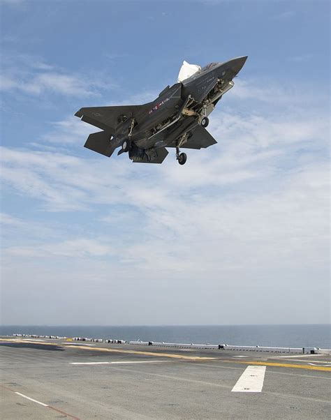 In Photos: F-35 Fighter Jet Makes 1st Vertical Night Landing | Live Science