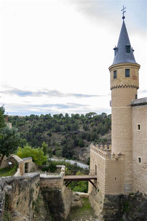 El Alcazar De Segovia Que Data De Principios Del Siglo Xii Es Uno De