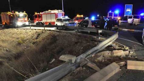 Al Menos Muertos En Un Grave Accidente Que Ha Provocado Un Conductor