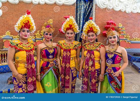 Danza Balinesa Tradicional Foto De Archivo Editorial Imagen De Isla