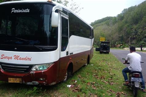 Foto Rem Blong Bus Wisatawan Tabrak Mobil Dan Berhenti Setelah