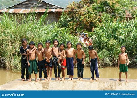 Bain Asiatique D enfants En Rivière Photo stock éditorial Image du