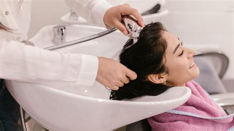 7 Cara Keramas Yang Benar Gosok Kulit Kepala Bukan Rambut