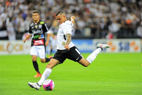 Corinthians Fecha Empr Stimo Do Lateral Sidcley Do D Namo De Kiev Que